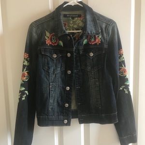 Driftwood embroidered denim jacket. Sz S.